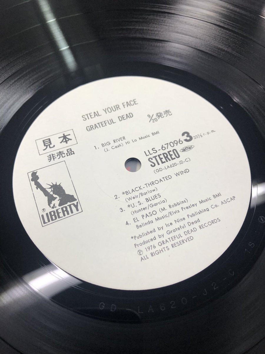 MINTrecord's tweet photo. 耳友のみなさま〜こんにちは
うら難波からミントレコードです。箱の数を減らすべき補充の強化週間としてます。そんな時間の1枚は、グレイトフル・デッド／ 凍てついた肖像( 白サンプル盤 )を紹介します。盤はミント状態です。
壁のレコードも少し変わってまーす。 https://t.co/rIfAns26wE