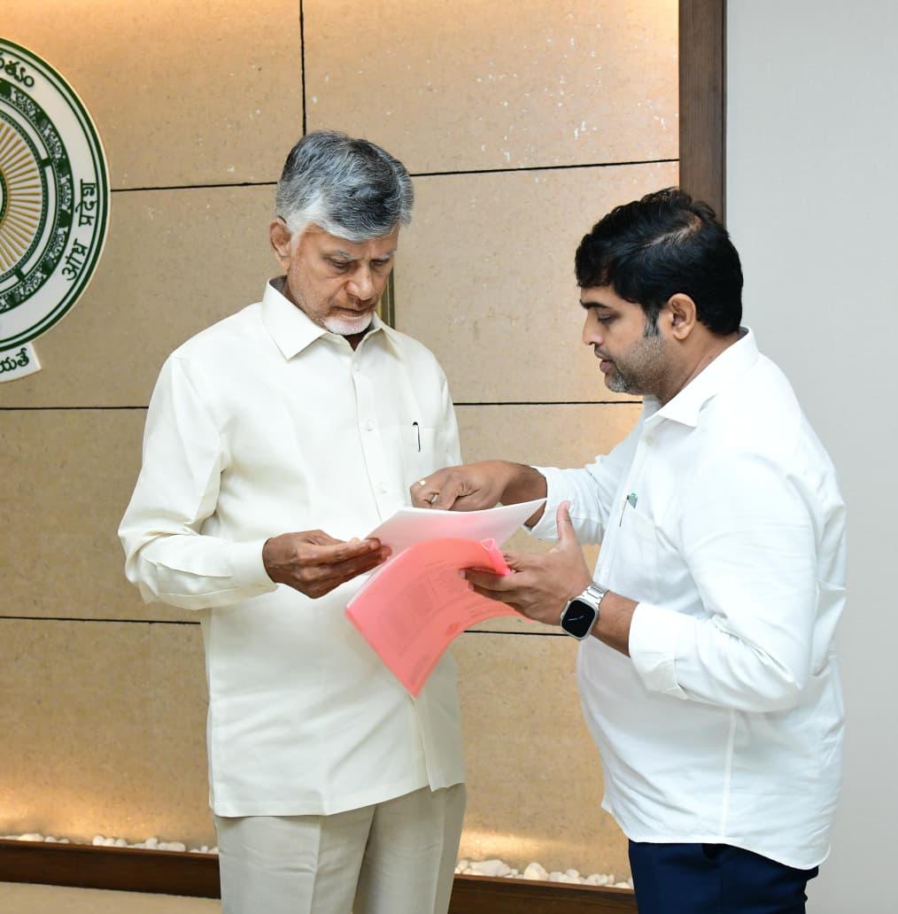 PNRTDP's tweet photo. ఇవాళ అమరావతిలో గౌరవ ముఖ్యమంత్రివర్యులు శ్రీ నారా చంద్రబాబు నాయుడు గారిని మర్యాదపూర్వకంగా కలిశాను. ఈ సందర్భంగా నియోజకవర��గ అభివృద్ధి పనులకు సంబంధించి నిధులు మంజూరు చేయాలని కోరాను. సానుకూలంగా స్పందించిన ముఖ్యమంత్రి గారికి ప్రత్యేక ధన్యవాదాలు. https://t.co/EZXrgXVEsB