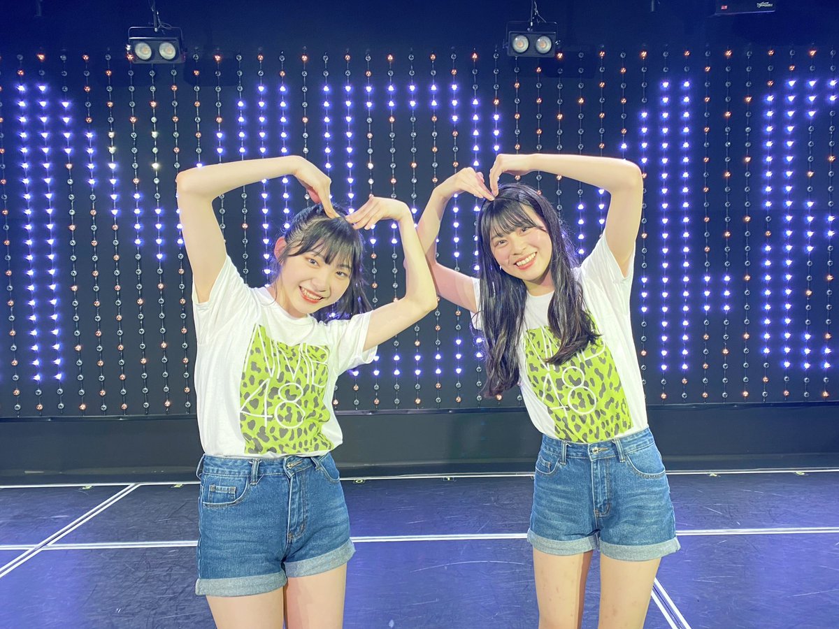 Yoshimin_1018's tweet photo. 今日で昇格して２周年✨️

こよりんと同じポーズで撮ったよ♡ 

2年前の今日、世代交代前夜公演にて昇格発表がありました✨️
そんな日に こよ様と一緒に出演できて本当に嬉しい՞⸝⸝> ̫ <⸝⸝՞

この後の公演も成長した所見て貰えるよう頑張ります(ง •̀_•́)ง
#NMB48 https://t.co/ZyGkQBA19v
