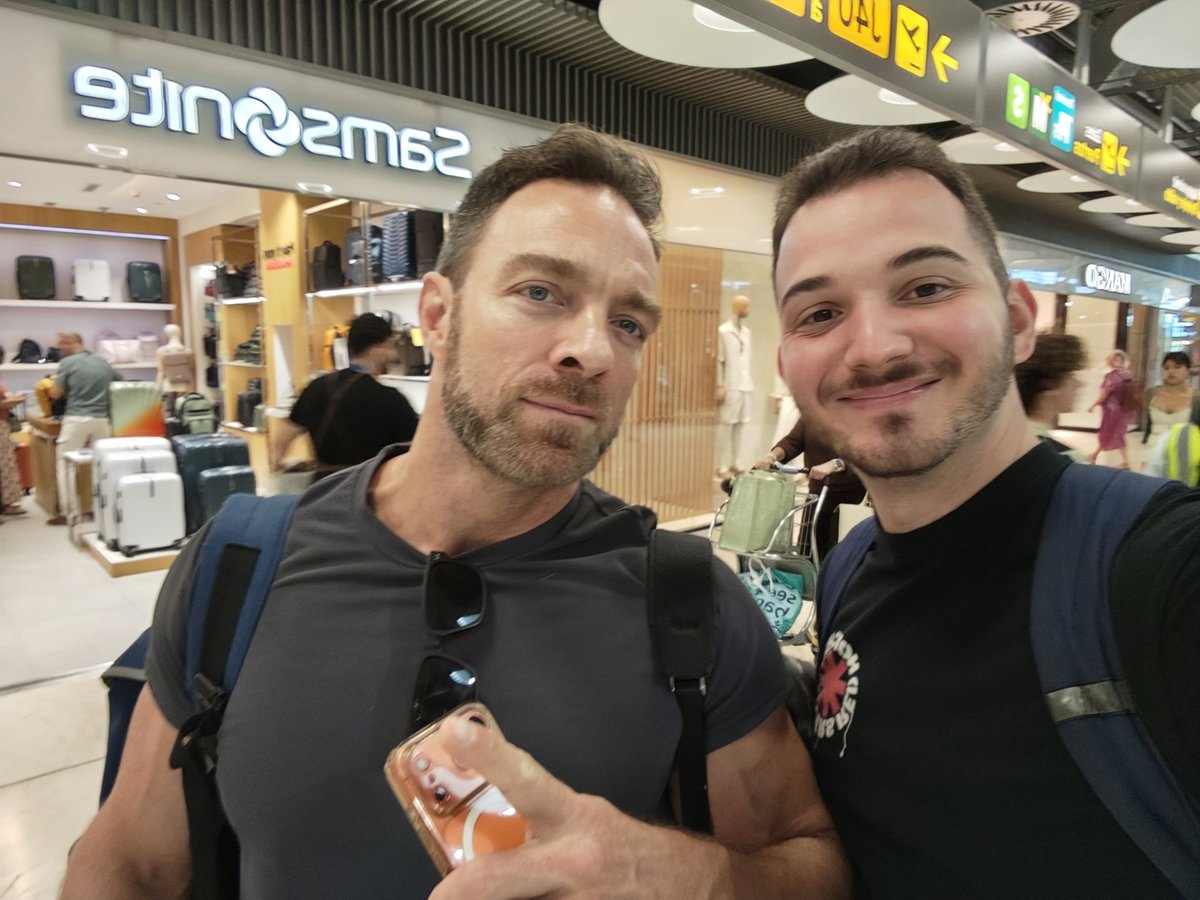 Loponcio's tweet photo. Cuando te encuentras a don Luis Alberto Caballero (aka L.A. Knight) no se puede desaprovechar la ocasión.
YEEEAAAAAAH
#WWEMadrid https://t.co/m3gx2sNdFQ