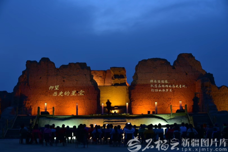 ExploreXJ's tweet photo. Jiaohe Ancient Town in #Xinjiang, the world's biggest and oldest earthen architecture site that's been uncovered so far, now launches innovative night tours.🌃✨  

Soft lighting outlines the city walls — transforming ruins into a historical canvas, painted by poetry and mural patterns, with the help of projections and soundscape. It is the perfect place to experience the true splendor of Tang Dynasty (618-907) culture. #DynamicXinjiang #VisitXinjiang