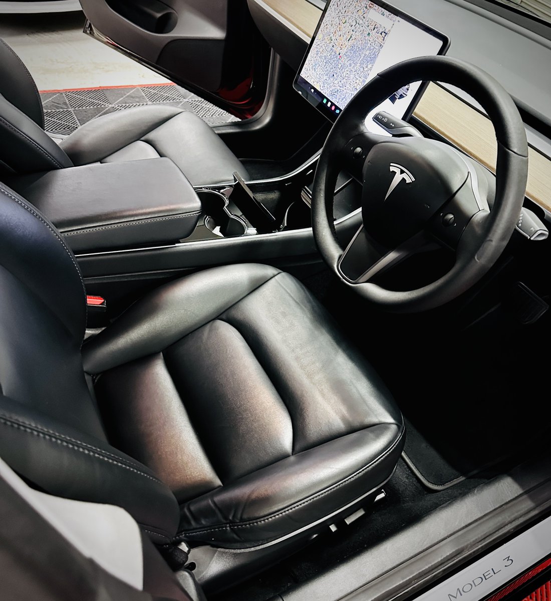 easyzerocars's tweet photo. Kenさんのモデル3
スタジオへ移動して内外装クリーニング✨

初めてフリーモントモデル3運転しました！
20万キロ走っててもやっぱり快適で運転楽しいですね😃

いろんな車を体験できるってのが中古車扱う楽しさです🤩 https://t.co/xGUz1mGXWZ
