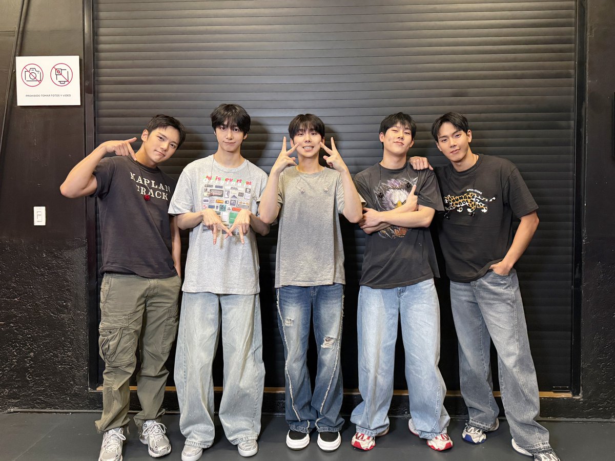 Shwomikihyjoch's tweet photo. มอนอ่ะ ต่อให้ใส่เสื้อยืดกางเกงยีนส์-เกงคาร์โก้ใด ๆ เล่นคอนเสิร์ต มอนก็หล่ออ่ะ หุ่นสมส่วนวัสดุแฟนหนุ่มทุกกกก คนนนน https://t.co/k0493T5D3O