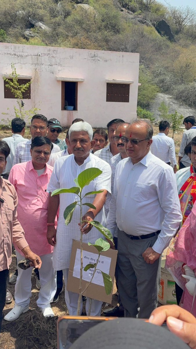V_S_Kanawat's tweet photo. वंदे गंगा जल संरक्षण जन अभियान के तहत
एक पेड़ के मां नाम ,आज देवमाली में कार्यक्रम आयोजित किया गया
एक पेड़ मां के नाम अभियान की शुरुआत की है
साथ ही देवमाली को पॉलीथिन मुक्त रखने की शुरुआत की गई
#एक_पेड़_माँ_के_नाम
#देवनारायण_दरबार #मसूदा_विधानसभा #masuda https://t.co/r1BTMFoLXR