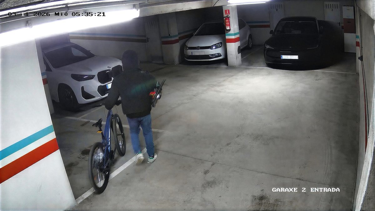 vozdesantiago's tweet photo. 🔴 Dos detenidos y un investigado por robos con fuerza, hurto y estafa en garajes de O Milladoiro ( #Ames ) https://t.co/zcXXxAXNgp