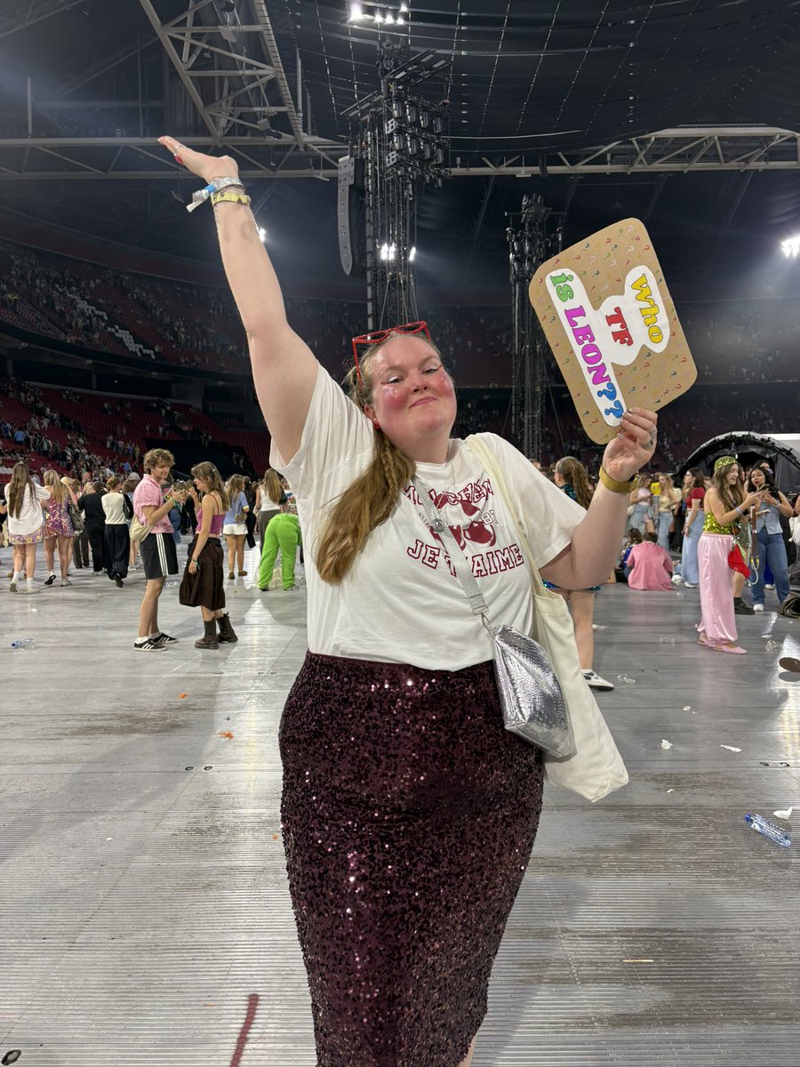 kusquint's tweet photo. Pls @HSHQ can i be the photographer for tonight 🤞🏼💋🪩 https://t.co/2QM4BCRk1D