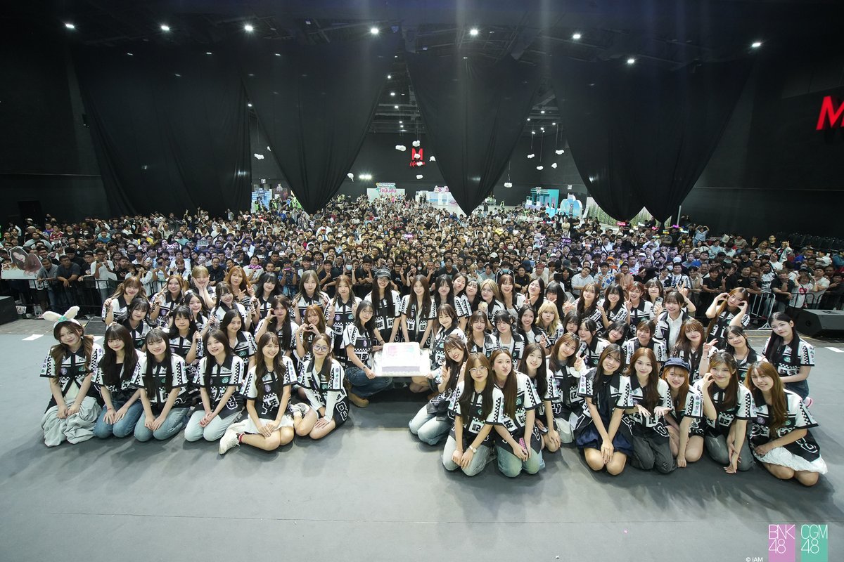 bnk48official's tweet photo. [💜💚] #BNK48CGM48OnCloud9Festival

ภาพบรรยากาศกิจกรรมภายในงาน BNK48 & CGM48: On Cloud 9 Festival –9th Anniversary– วันที่ 30 พฤษภาคม - 1 มิถุนายน 2026 @ MCC Hall, The Mall Lifestore Bangkae
https://t.co/Qu1F9D6Rm3

#PonytailtoShushuTH
#MCCHall #TheMallLifestoreBangkae
#BNK48 #CGM48