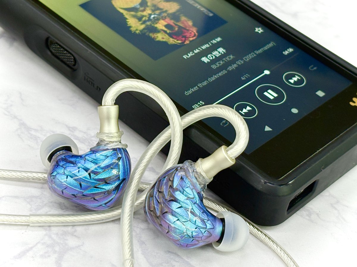 e_earphone_NPB's tweet photo. 【#eイヤ大阪日本橋本店】
#みんなの推しホン 教えて🎶
今回は新品担当 えっさん がおすすめしたい【青いオーディオといえば?】🦋
#ARTPICAL
『MICHAEL』
----------------------------------------
🦋青の世界へようこそ🦋
その筐体に刻まれた「羽」は大天使ミカエルを想起させる神秘的な意匠
ARTPICAL独自の✨3D超立体凝晶工芸✨によって描かれた翼はまるで今にも羽ばたきそうな存在感を放ちます
音は煌びやかに、そして美しい
ボーカルは蒼い光のように真っ直ぐ伸び楽器隊はその周囲を舞う
ノイジーミュージックやインダストリアルでは音の粒子一つひとつが鮮烈に浮かび上がる
まるで退廃美を描いた一枚の絵画
🎭“聴く芸術”であり🪽“見る芸術”
蒼き翼に導かれるあなただけの音世界を。
ぜひご体感ください🌹🦋✨