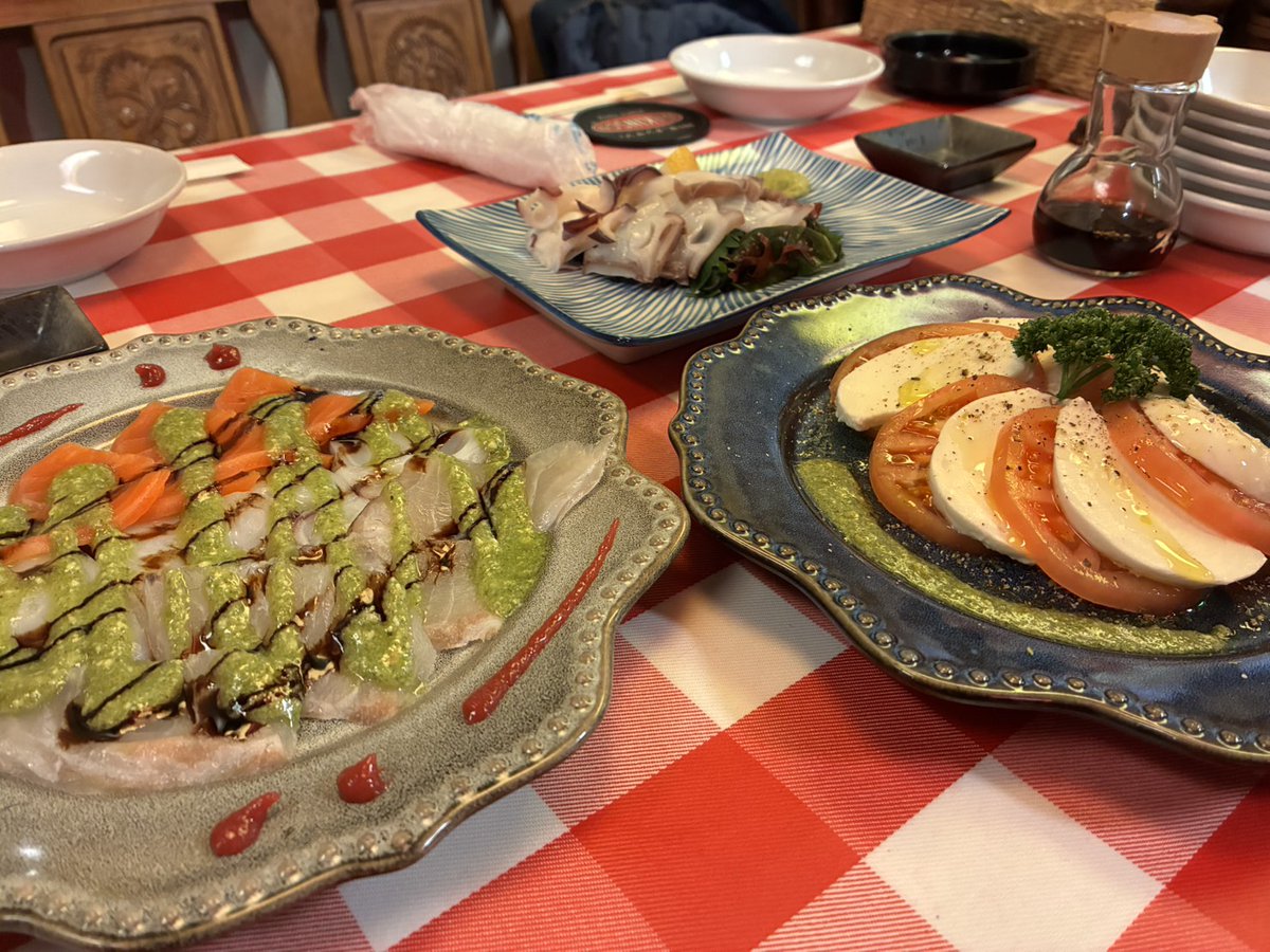 flws_staff's tweet photo. お疲れ様です🐟
社長たちと社長行きつけのイタリアンのお店へ🤤
何度か行ったことがあるのですが、ボリューム凄いしコスパ最高で、なによりもどれも美味しすぎる🤤
メニューもたくさんあるからいつも迷います！
月一くらいでは行きたい🥺(厚かましいｗ)
社長ご馳走様でした🙏
#企業公式相互フォロー https://t.co/5ODVrrmVOE