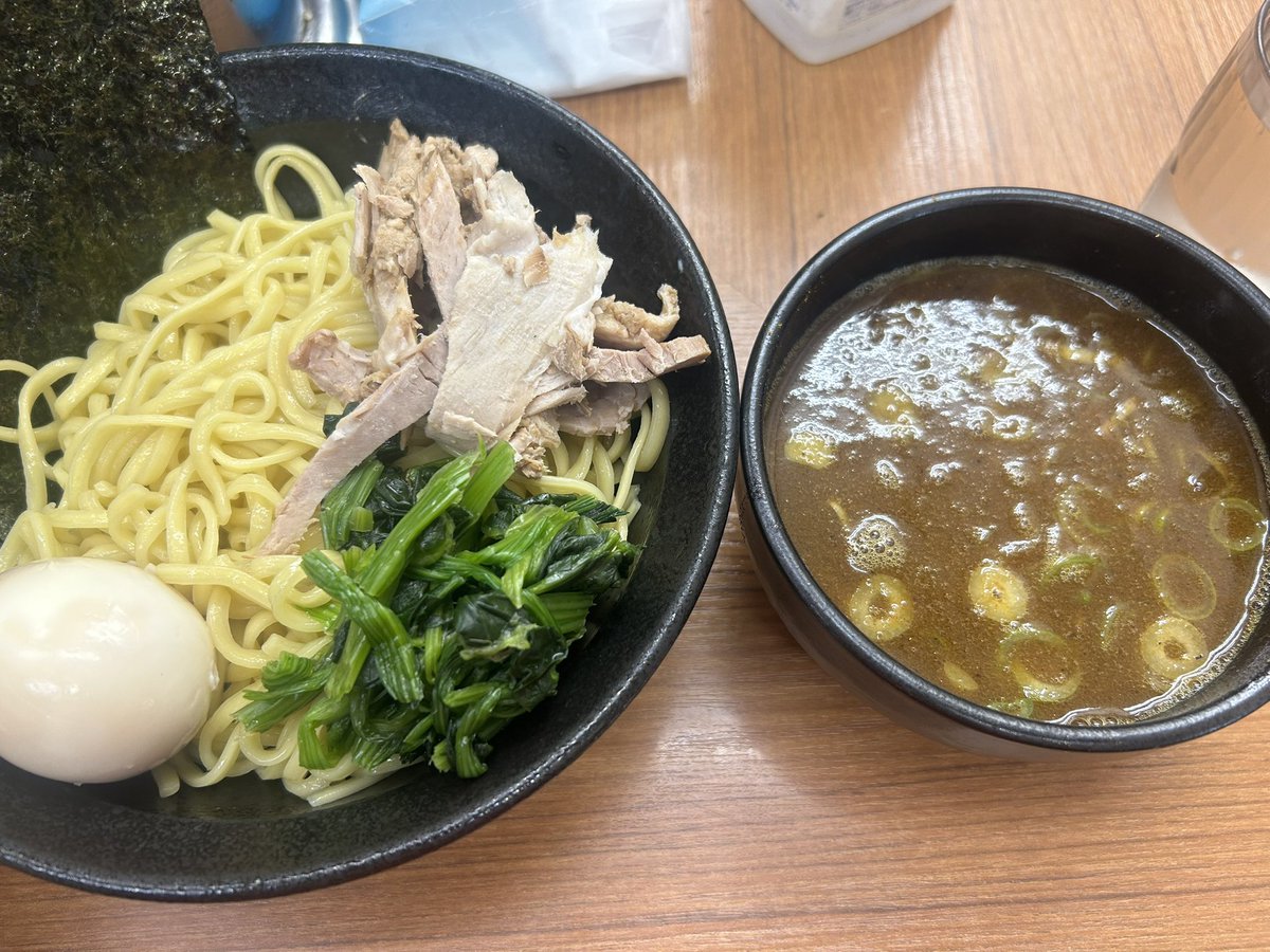daisukikuuno's tweet photo. 若武者の若武者ブルーが美味すぎた!!

3つのつけ汁から選べる中、今回はスパイシー(カレー)

つけ汁につけて🍚にワンバンさせて食べると最高👍

そのワンバン後の🍚がまたやばい!!

いつもありがとうございます😊

#家系ラーメン
#若武者
#若武者ブルー https://t.co/4MUkggebcp