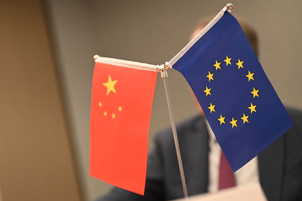 Euractiv_FR's tweet photo. Bruxelles laisse entrevoir une nouvelle arme commerciale contre la Chine: Ce nouvel outil pourrait devoir s'appliquer à « des segments entiers des chaînes de valeur », déclare un haut responsable de la Commission européenne 

The post Bruxelles laisse… https://t.co/XSZuSFgNsJ https://t.co/BogPwthEkr