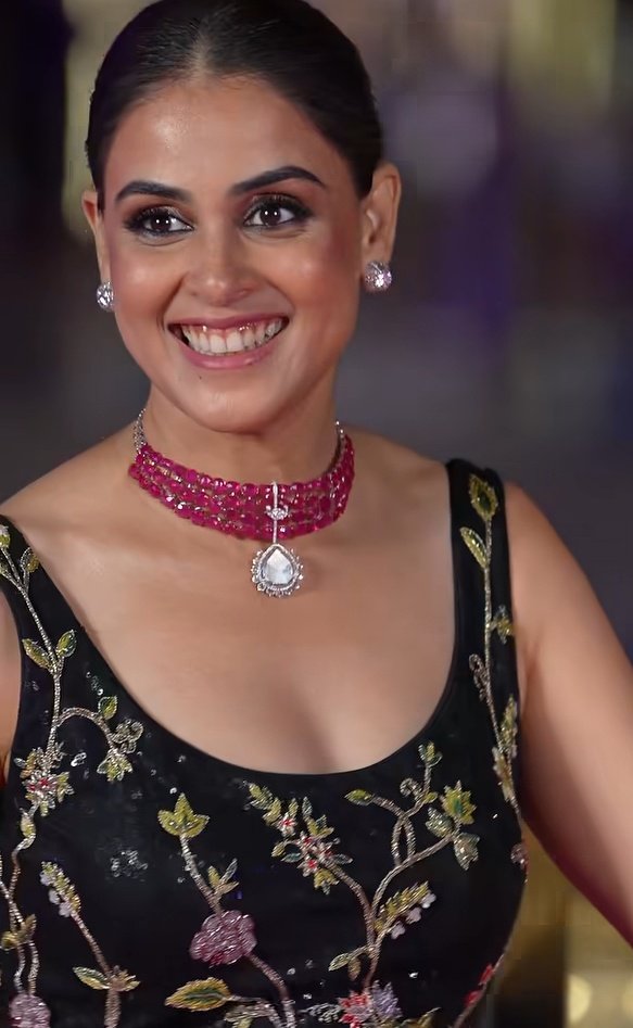 Leviathn01's tweet photo. Underrated face card of genelia 🥵
nalla onum theriatha papa madheri eruntha 🫣 https://t.co/xkAjhV48Pk