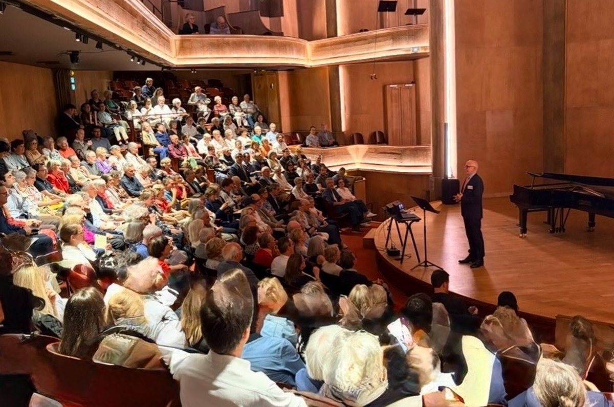 HistoireParis17's tweet photo. 🎶 Magnifique succès pour notre soirée musicale du 2 juin avec plus de 260 spectateurs venus à la @SalleCortot75 pour écouter @Patrick_Rollot raconter l’histoire du salon musical de Marguerite de Saint-Marceaux et le pianiste @gasparddehaene interpréter avec une merveilleuse sensibilité des œuvres d’Albéniz, Enesco, Fauré, Ravel et Saint-Saëns !
Un succès pour ce nouveau format "Récit & Récital" qui nous incite donc à vous proposer une nouvelle édition l’automne prochain autour d’un autre joli récit et une fois encore de magnifiques œuvres musicales !