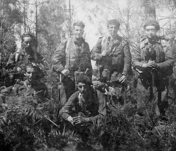 Vivrelhistoire's tweet photo. 🇫🇷 Ce jour-là | Le 5 juin 1944, quelques heures avant le Débarquement, 40 Français de la brigade SAS britannique sont parachutés en Bretagne lors des opérations DINGSON (Morbihan) et SAMWEST (Côtes-du-Nord).

Premières troupes alliées engagées dans le cadre d’OVERLORD, ils ont pour mission d’organiser la Résistance et de freiner les renforts allemands vers la Normandie.
