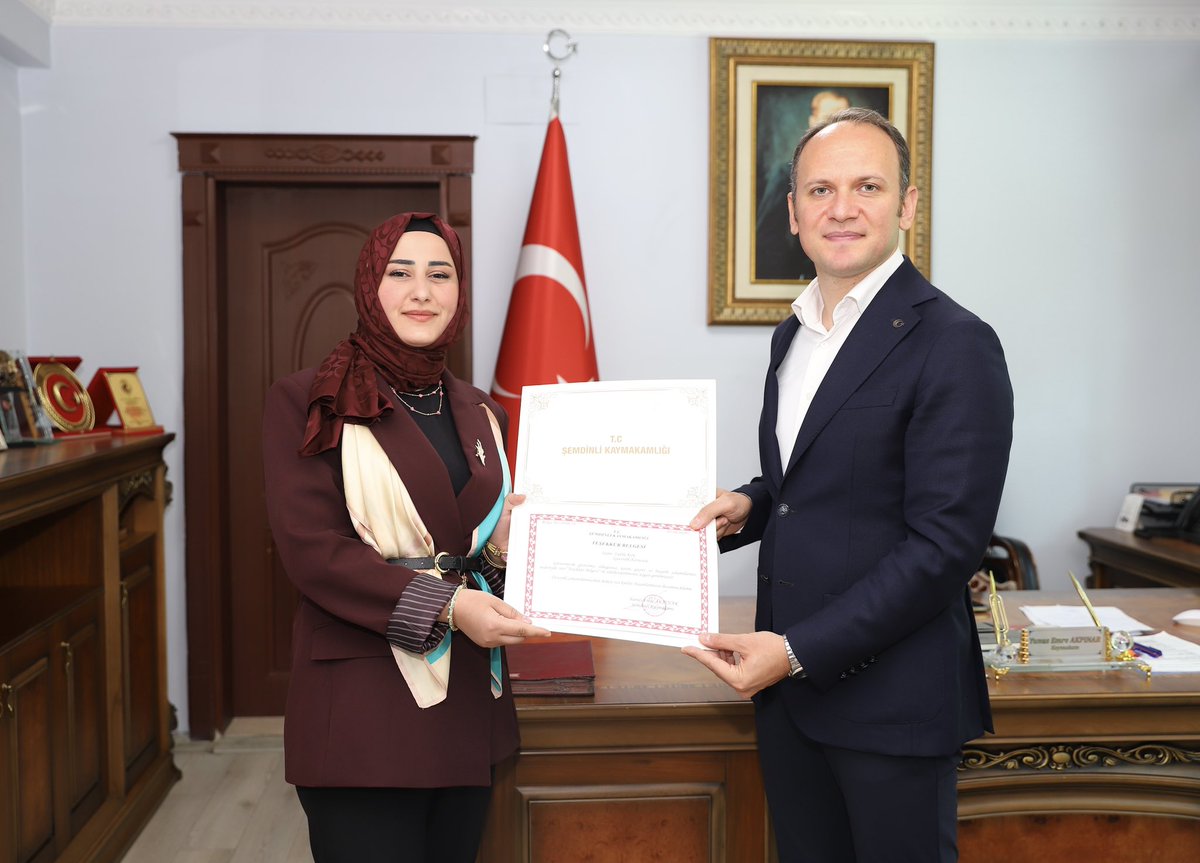 TCSemdinli's tweet photo. Kaymakamımız Sayın Yunus Emre Akpınar, Kahraman güvenlik korucularını makamında ağırlayarak teşekkür belgesi takdim etti.

Korucularımızla bir süre sohbet eden Sayın Kaymakamımız, özverili çalışmalarından dolayı kendilerine teşekkür ederek görevlerinde başarılar diledi. 🇹🇷 https://t.co/4uZTIguvHh