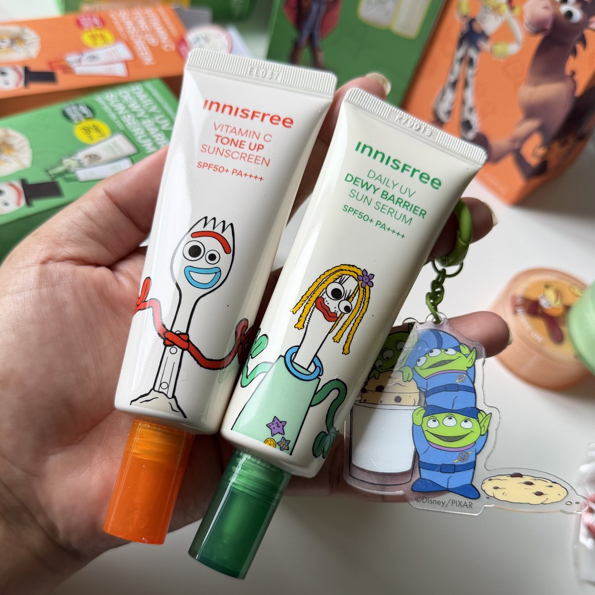 nung__neang's tweet photo. TOY STORY x INNISFREE คอลนี้น่ารักเกินต้านมากกก 🧸💫จะบอกว่าทุกชิ้นน่ารักทั้งหมด ตั้งแต่กล่องยันข้างใน ใครใช้อยู่ตัวไหนอยู่ ต้องเก็บเลย 

มีทั้งลิป &amp; บำรุงด้วย Skincare make up ครบ ส่วนของในเซตก็คือคุ้มมากกก ของแถมเพียบ Limited Edition นะ ใครเล็งอยู่รีบเลย 💚✨ https://t.co/PDHwvcVWfb