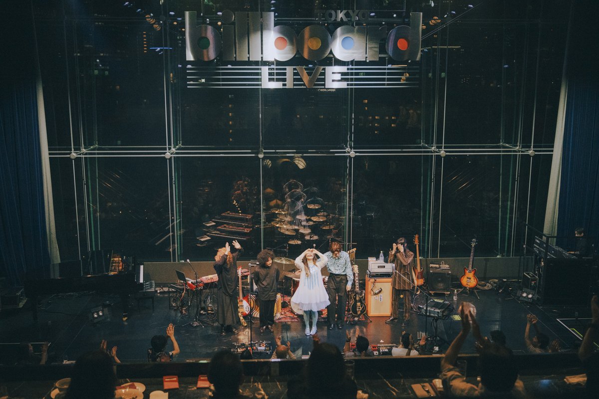 billboardlive_t's tweet photo. 【Live Report】
先月5/29に開催された『GLIM SPANKY music from NANO universe』公演のライブレポートが @Billboard_JAPAN に掲載📝
記念すべき初ビルボードライブの模様を、写真たっぷりでお届けします。
ニューアルバム『Éclore』を引っ提げて、今月から始まるツアーもお楽しみに✔

＜ライブレポート＞GLIM SPANKYが初ビルボードライブ公演、新旧ナンバーを織り交ぜて魅せた特別な一夜
https://t.co/R6MzfwRduv

@glimspanky  @remimatsuo @glim0kamemoto @nanouniverse_jp 
#billboardlivetokyo #GLIMSPANKY

Photo：新田君彦