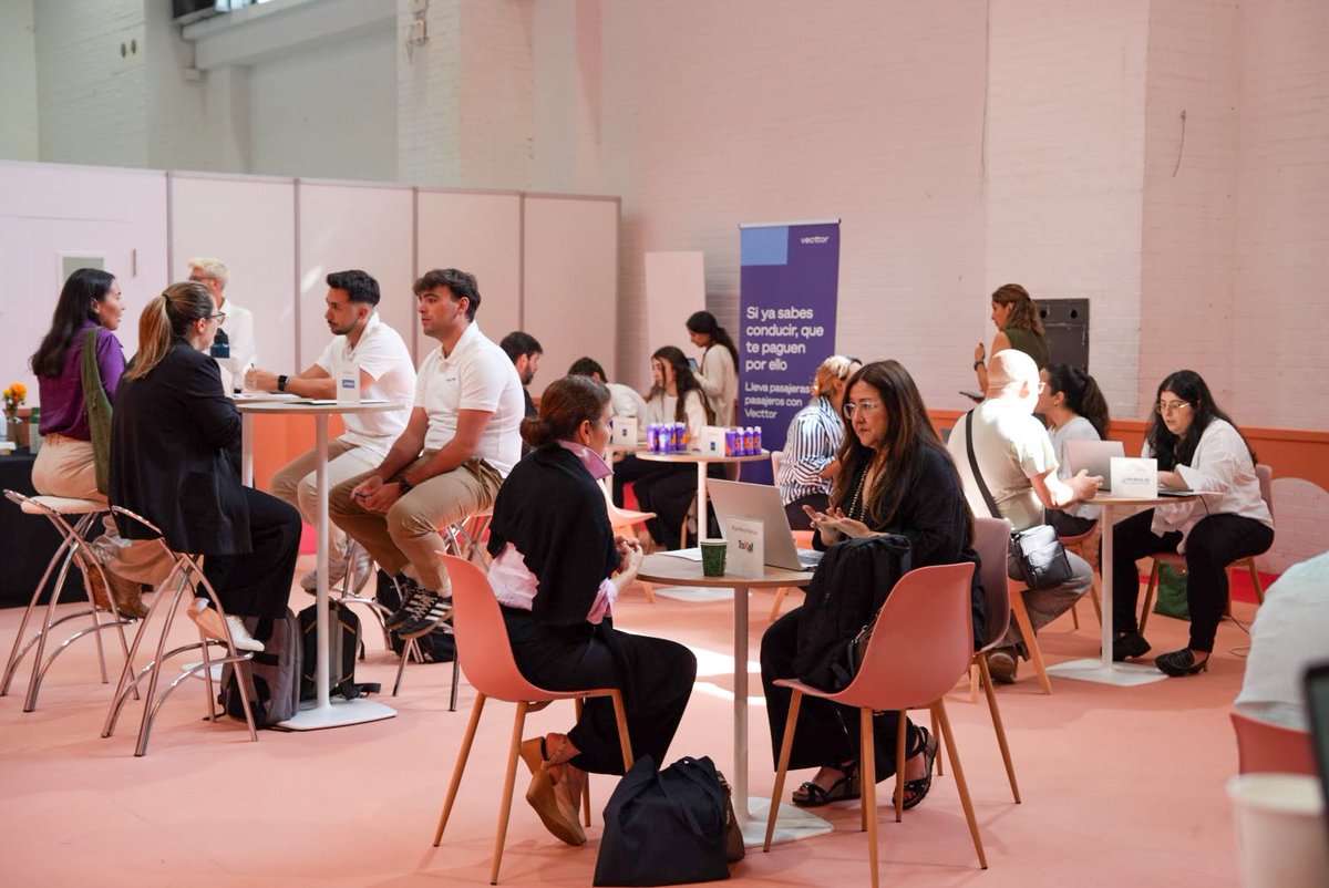 SILBarcelona's tweet photo. El Job Market Place del #SIL2026, evento de networking y reclutamiento organizado por @barcelonactiva en colaboración con el SIL, las empresas están entrevistando a profesionales y candidatos que buscan ofertas de empleo. https://t.co/mZK1slzhyR