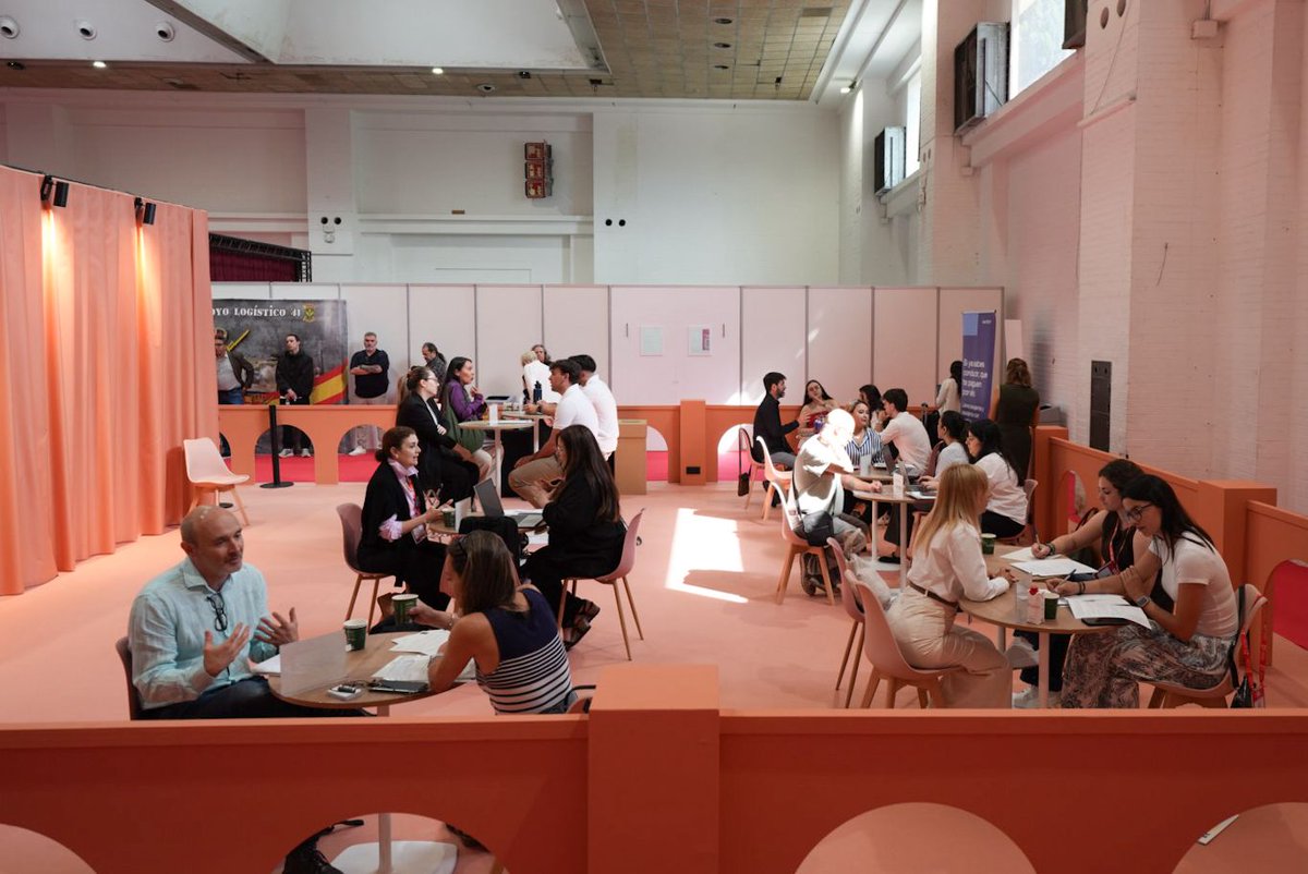 SILBarcelona's tweet photo. El Job Market Place del #SIL2026, evento de networking y reclutamiento organizado por @barcelonactiva en colaboración con el SIL, las empresas están entrevistando a profesionales y candidatos que buscan ofertas de empleo. https://t.co/mZK1slzhyR