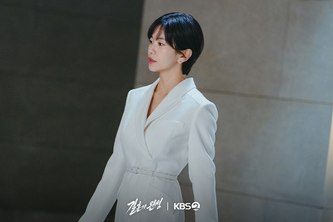 KBS_drama's tweet photo. [#결혼의완성] [📸]

남편과의 이혼 위기부터 납치까지
냉철한 병원 이사장 고세윤으로 돌아온 이설✨

💍 이혼 직전 납치된 아내를 구하기 위해 인면수심의 범죄자와 극한 사투를 벌이게 된 한 남자의 위험천만한 범죄스릴러

KBS 2TV 새 토일 미니시리즈 [결혼의 완성]
7월 4일 (토) 밤 9시 20분 첫 방송

#KBS #KBS2 #KBSDRAMA #KDRAMA #결혼의완성 #TheHusband #남궁민 #이설 #김대명 #이상희