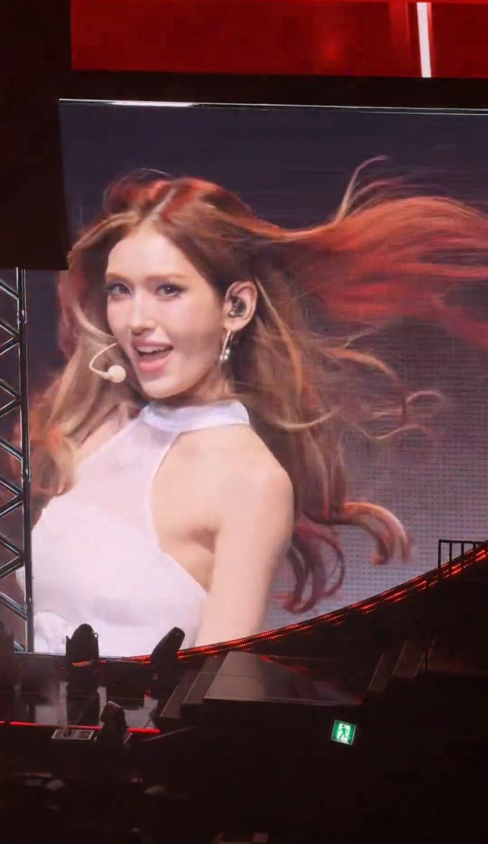 cathybells's tweet photo. Still can't get over of this Jeon Somi https://t.co/1RLXcHYxj1