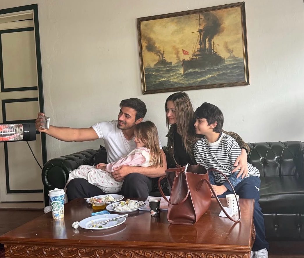 amerkarahan's tweet photo. They completely nailed the relaxed casual family portrait look😎💞

#Arafta #MerTeş #Emsu #EminGünenç #IlsuDemircii https://t.co/3bbH5DRhWk