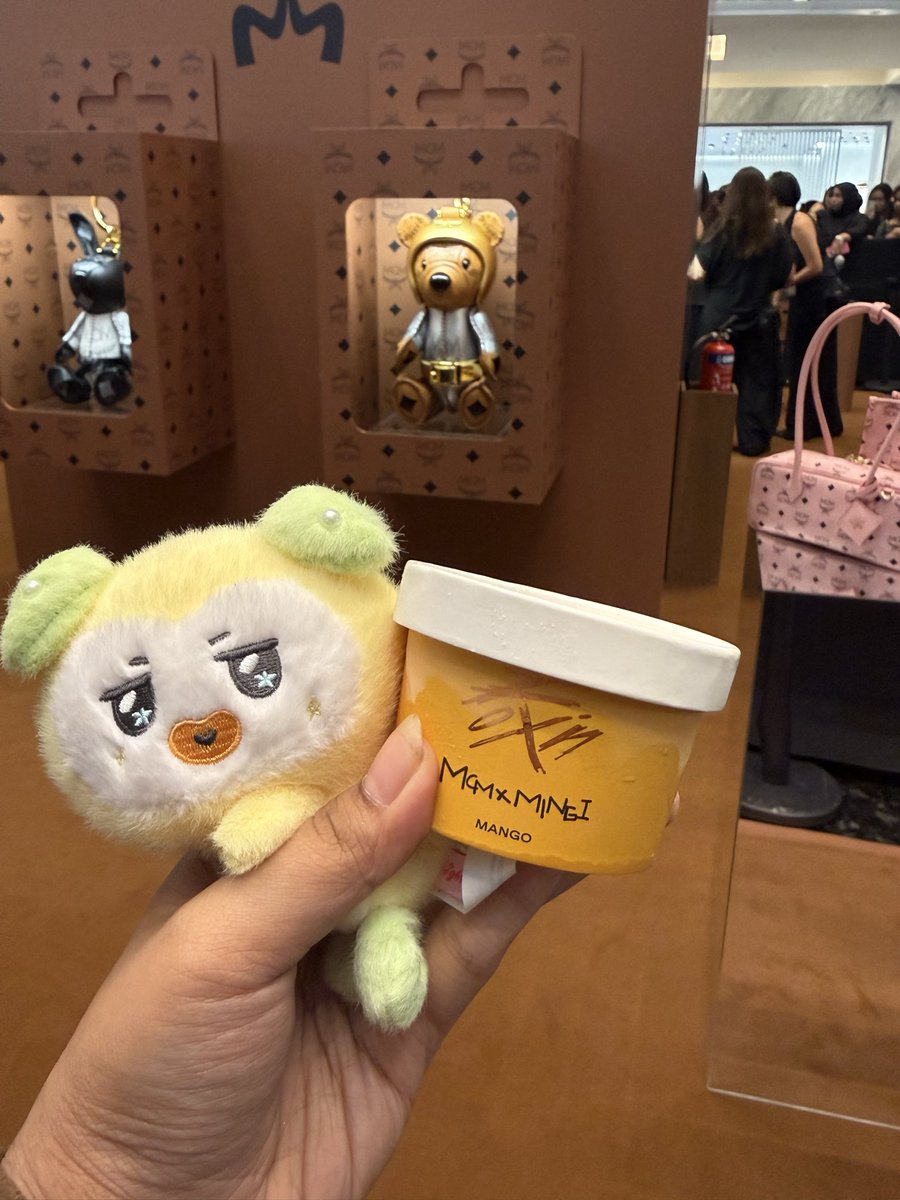 atzhourz's tweet photo. haven (singaporean singer) gave us the free exclusive ice cream &amp; look at the customized mcm x mingi cups 😭 it's only given to those influencers invited to the pop-up &amp; she's so nice to give them to us 🩷 https://t.co/JuzfQtwhaz