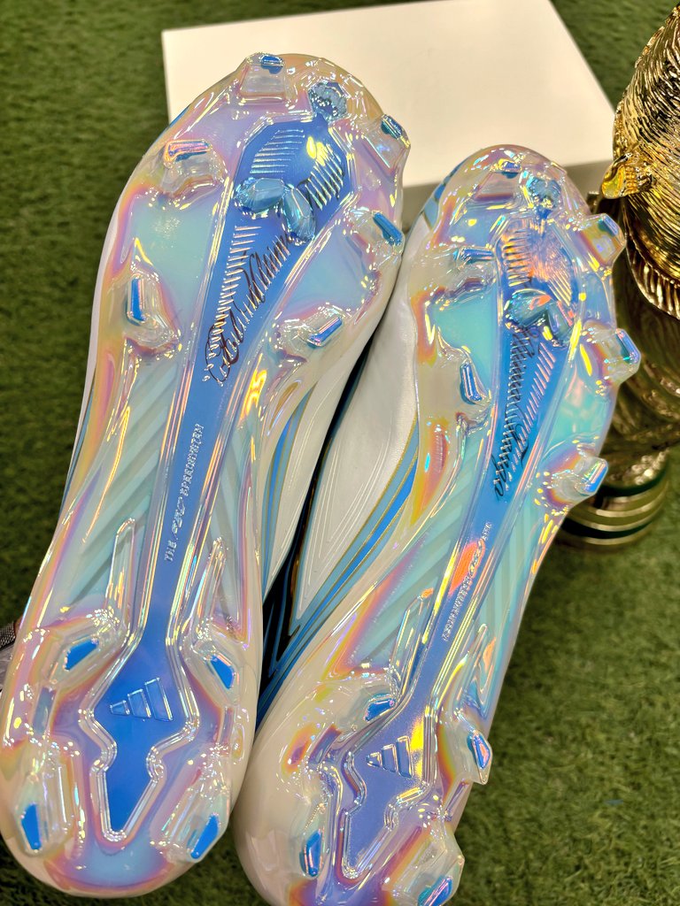 futaba_SW's tweet photo. #アディダス NEWモデル、
【 #MESSI F50 ULTIMO TANGO FG 】

#フタバサッカーワールド では、
超足数限定にて展開。

※26.0-27.5cm 各1足、
発売は6/6(土)。

輝かしいその"存在感"は、
もはや伝説に。

お見逃しなく。

#サッカースパイク https://t.co/Gybwh46kwd