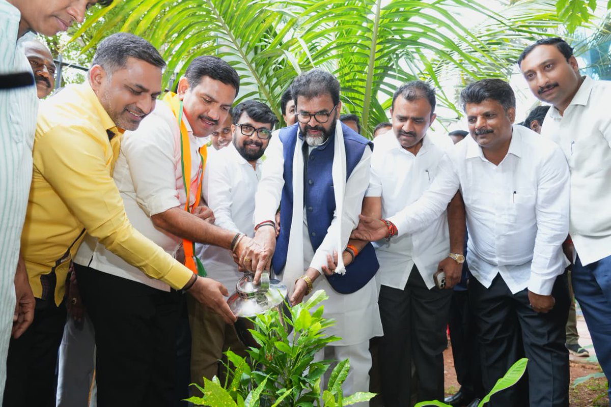 BYVijayendra's tweet photo. ಪಕ್ಷದ ರಾಜ್ಯ ಕಾರ್ಯಾಲಯದಲ್ಲಿ ಇಂದು ಸಸಿ ನೆಡುವ ಮೂಲಕ ವಿಶ್ವ ಪರಿಸರ ದಿನವನ್ನು ಆಚರಿಸಲಾಯಿತು. ಗೌರವಾನ್ವಿತ ಪ್ರಧಾನಿ ಶ್ರೀ @narendramodi ಜೀ ರವರು ನೀಡಿರುವ ಕರೆಯಂತೆ 'ತಾಯಿಯ ಹೆಸರಲ್ಲೊಂದು ಅಭಿಯಾನದ ಅಂಗವಾಗಿ ಸಸಿ ನೆಟ್ಟು, ಪರಿಸರ ಸಂರಕ್ಷಣೆಯ ನಮ್ಮ ದೃಢಸಂಕಲ್ಪವನ್ನು ಪುನರುಚ್ಚರಿಸಲಾಯಿತು.

ಈ ಸಂದರ್ಭದಲ್ಲಿ ವಿಧಾನಪರಿಷತ್ ವಿರೋಧ ಪಕ್ಷದ ನಾಯಕರಾದ ಶ್ರೀ @NswamyChalavadi , ಶಾಸಕರಾದ ಶ್ರೀ ಶೈಲೇಂದ್ರ ಬೆಲ್ದಾಳೆ,  ರಾಜ್ಯ ಪ್ರಧಾನ ಕಾರ್ಯದರ್ಶಿ ಶ್ರೀ ಪ್ರೀತಮ್ ಗೌಡ, ಮುಖಂಡರಾದ ಶ್ರೀ ವಿನಯ್ ಬಿದ್ರೆ ಹಾಗೂ ಶ್ರೀ ಶರಣು ತಳ್ಳಿಕೇರಿ ಉಪಸ್ಥಿತರಿದ್ದರು.

ಬನ್ನಿ, ಎಲ್ಲರೂ ತಾಯಿಯ ಹೆಸರಿನಲ್ಲಿ, ಭೂಮಾತೆಯ ಹೆಸರಿನಲ್ಲಿ ಸಸಿ ನೆಡೋಣ, ಹಸಿರು ಕರ್ನಾಟಕವನ್ನು ನಿರ್ಮಿಸೋಣ!

#EkPedMaaKeNaam #WorldEnvironmentDay