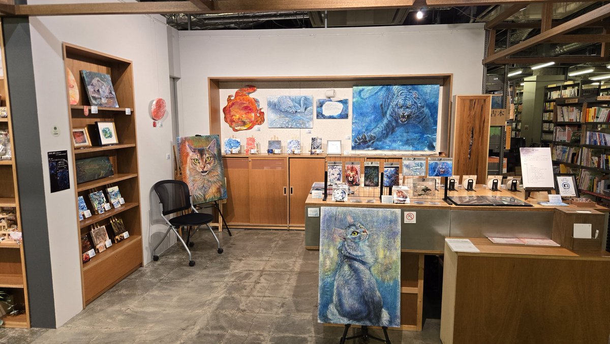 isawa_ya's tweet photo. 個展は日曜日の19時までとなります！営業時間にご注意ください。

明日は13時頃から在廊予定です！ここは絵の具は使えないので、紙とペン(苦手)でもにょもにょ格闘していると思います…気軽に話しかけてくださいね🥺

あと新作1点持ち込みたい…😣

どうぞよろしくお願いいたします。 https://t.co/KE8fhIn8lo