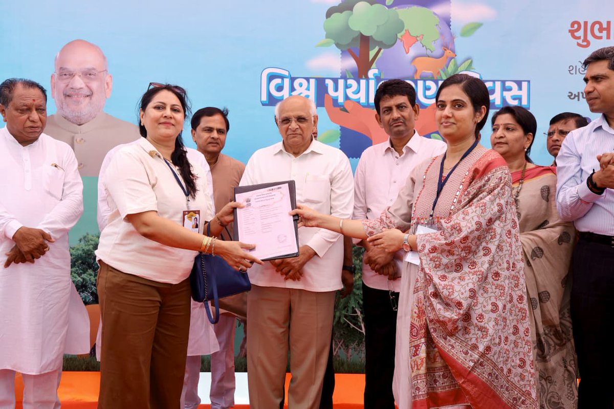 CMOGuj's tweet photo. મુખ્યમંત્રી શ્રી ભૂપેન્દ્રભાઈ પટેલે આજના વિશ્વ પર્યાવરણ દિવસ નિમિત્તે અમદાવાદ શહેરમાં હરિયાળી વધારવા અને પર્યાવરણની સુરક્ષા માટે અમદાવાદ મ્યુનિસિપલ કોર્પોરેશન દ્વારા મિશન ફાઇવ મિલિયન ટ્રીઝ અંતર્ગત વૃક્ષારોપણના મહાઅભિયાનનો ઊર્જા મંત્રી શ્રી ઋષિકેશભાઈ પટેલ તથા અન્ય મહાનુભાવોની ઉપસ્થિતિમાં શુભારંભ કરાવ્યો હતો.

મુખ્યમંત્રીશ્રીએ આ અવસરે અમદાવાદ શહેરમાં હવાની ગુણવત્તા સુધારવા અને પ્રદૂષણના સ્રોતોની સચોટ માહિતી મેળવવા માટે મોબાઇલ સોર્સ અપોર્શનમેન્ટ ખાસ મોબાઈલ લેબોરેટરીને લીલી ઝંડી આપી પ્રસ્થાન પણ કરાવ્યું હતું.

મુખ્યમંત્રીશ્રીએ આ ઉપરાંત, અમદાવાદમાં હરિયાળી વધારવા અને પર્યાવરણ સંરક્ષણને વધુ મજબૂત બનાવવા માટે મિયાંવાકી પદ્ધતિ આધારિત ક્લોંગ-ઓન ફોરેસ્ટ ડેવલપમેન્ટ પ્રોજેક્ટનો પણ શુભારંભ કરાવ્યો હતો.

મુખ્યમંત્રીશ્રીની પ્રેરક ઉપસ્થિતિમાં વિવિધ PPP, CSR અને CER સંસ્થાઓ સાથે ભાગીદારી દ્વારા વૃક્ષોના જતન અને વિસ્તરણ માટેના MoU પણ કરવામાં આવ્યા હતા.
#WorldEnvironmentDay