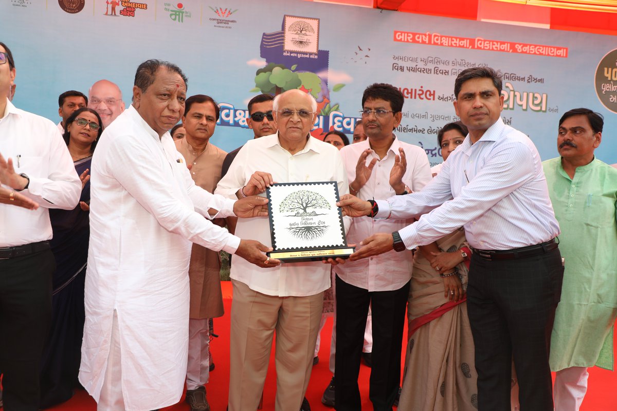 CMOGuj's tweet photo. મુખ્યમંત્રી શ્રી ભૂપેન્દ્રભાઈ પટેલે આજના વિશ્વ પર્યાવરણ દિવસ નિમિત્તે અમદાવાદ શહેરમાં હરિયાળી વધારવા અને પર્યાવરણની સુરક્ષા માટે અમદાવાદ મ્યુનિસિપલ કોર્પોરેશન દ્વારા મિશન ફાઇવ મિલિયન ટ્રીઝ અંતર્ગત વૃક્ષારોપણના મહાઅભિયાનનો ઊર્જા મંત્રી શ્રી ઋષિકેશભાઈ પટેલ તથા અન્ય મહાનુભાવોની ઉપસ્થિતિમાં શુભારંભ કરાવ્યો હતો.

મુખ્યમંત્રીશ્રીએ આ અવસરે અમદાવાદ શહેરમાં હવાની ગુણવત્તા સુધારવા અને પ્રદૂષણના સ્રોતોની સચોટ માહિતી મેળવવા માટે મોબાઇલ સોર્સ અપોર્શનમેન્ટ ખાસ મોબાઈલ લેબોરેટરીને લીલી ઝંડી આપી પ્રસ્થાન પણ કરાવ્યું હતું.

મુખ્યમંત્રીશ્રીએ આ ઉપરાંત, અમદાવાદમાં હરિયાળી વધારવા અને પર્યાવરણ સંરક્ષણને વધુ મજબૂત બનાવવા માટે મિયાંવાકી પદ્ધતિ આધારિત ક્લોંગ-ઓન ફોરેસ્ટ ડેવલપમેન્ટ પ્રોજેક્ટનો પણ શુભારંભ કરાવ્યો હતો.

મુખ્યમંત્રીશ્રીની પ્રેરક ઉપસ્થિતિમાં વિવિધ PPP, CSR અને CER સંસ્થાઓ સાથે ભાગીદારી દ્વારા વૃક્ષોના જતન અને વિસ્તરણ માટેના MoU પણ કરવામાં આવ્યા હતા.
#WorldEnvironmentDay