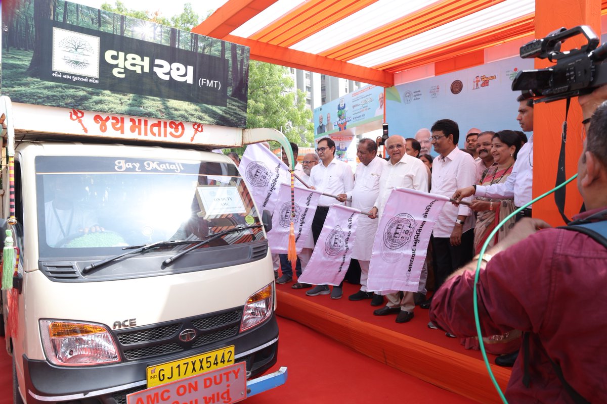 CMOGuj's tweet photo. મુખ્યમંત્રી શ્રી ભૂપેન્દ્રભાઈ પટેલે આજના વિશ્વ પર્યાવરણ દિવસ નિમિત્તે અમદાવાદ શહેરમાં હરિયાળી વધારવા અને પર્યાવરણની સુરક્ષા માટે અમદાવાદ મ્યુનિસિપલ કોર્પોરેશન દ્વારા મિશન ફાઇવ મિલિયન ટ્રીઝ અંતર્ગત વૃક્ષારોપણના મહાઅભિયાનનો ઊર્જા મંત્રી શ્રી ઋષિકેશભાઈ પટેલ તથા અન્ય મહાનુભાવોની ઉપસ્થિતિમાં શુભારંભ કરાવ્યો હતો.

મુખ્યમંત્રીશ્રીએ આ અવસરે અમદાવાદ શહેરમાં હવાની ગુણવત્તા સુધારવા અને પ્રદૂષણના સ્રોતોની સચોટ માહિતી મેળવવા માટે મોબાઇલ સોર્સ અપોર્શનમેન્ટ ખાસ મોબાઈલ લેબોરેટરીને લીલી ઝંડી આપી પ્રસ્થાન પણ કરાવ્યું હતું.

મુખ્યમંત્રીશ્રીએ આ ઉપરાંત, અમદાવાદમાં હરિયાળી વધારવા અને પર્યાવરણ સંરક્ષણને વધુ મજબૂત બનાવવા માટે મિયાંવાકી પદ્ધતિ આધારિત ક્લોંગ-ઓન ફોરેસ્ટ ડેવલપમેન્ટ પ્રોજેક્ટનો પણ શુભારંભ કરાવ્યો હતો.

મુખ્યમંત્રીશ્રીની પ્રેરક ઉપસ્થિતિમાં વિવિધ PPP, CSR અને CER સંસ્થાઓ સાથે ભાગીદારી દ્વારા વૃક્ષોના જતન અને વિસ્તરણ માટેના MoU પણ કરવામાં આવ્યા હતા.
#WorldEnvironmentDay