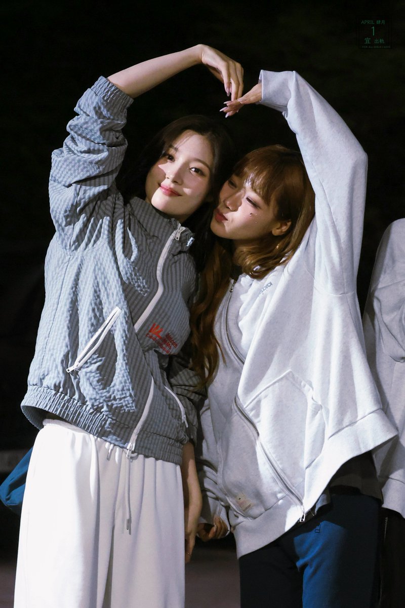 everyday1april's tweet photo. 260530 I.O.I LOOP 콘서트 퇴근 길 
💕

#아이오아이 #IOI https://t.co/LJgkwzwdgF