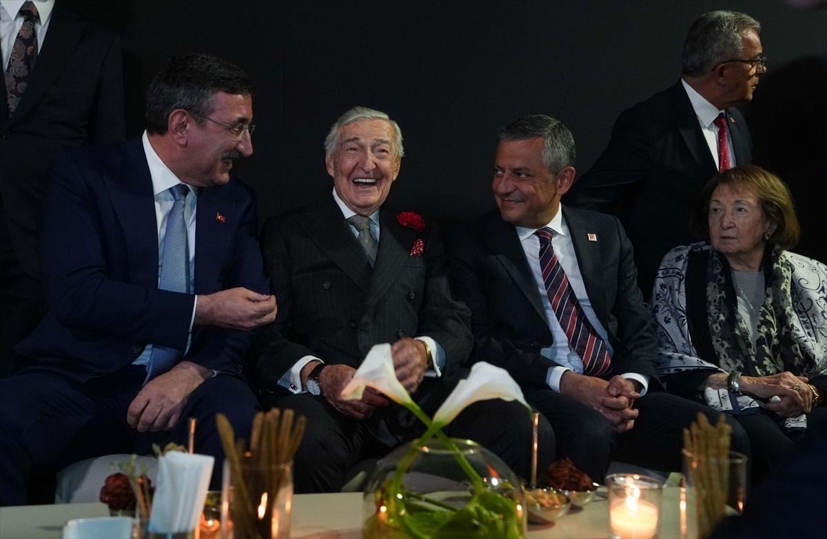 OkuyanKemal's tweet photo. Ya Koç’un 100. yıl resepsiyonu sırasında içeride gözlenen mutlu-mesut aile fotoğrafının parçasısındır ya da o fotoğrafın kaçınılmaz sonucu olan yoksulluk ve adaletsizliğe itirazın ve isyanın tarafındasındır. Aynı anda ikisi olmaz, olmuyor. https://t.co/Gxb9PyIbiu