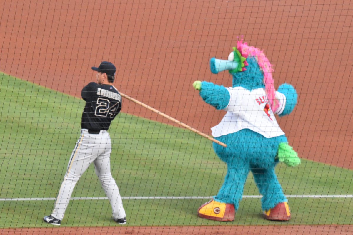 Bs_37373's tweet photo. スラィリーのお尻に
ベニのストレッチ棒が直撃🥹笑

🏟️2026.06.06 マツダ
#Bs2026 #Orix_Buffaloes https://t.co/zkJvYYxIWA