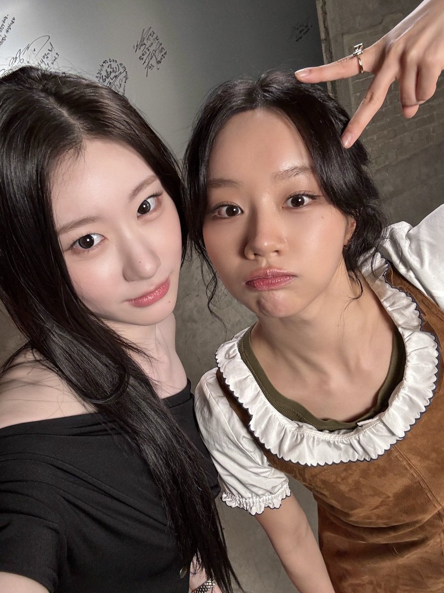ITZYofficial's tweet photo. [ #혤스클럽 ]
매일 가고 싶은 혤‘s club🍸
기다리던 #혜리 선배님과 #채령 과의 만남, 지금 바로 만나요 🙌

https://t.co/26eZsHIgfK

#ITZY #MIDZY @ITZYofficial
#CHAERYEONG #채령
#ITZY_Motto
#HYERI https://t.co/5kUmffDIjs