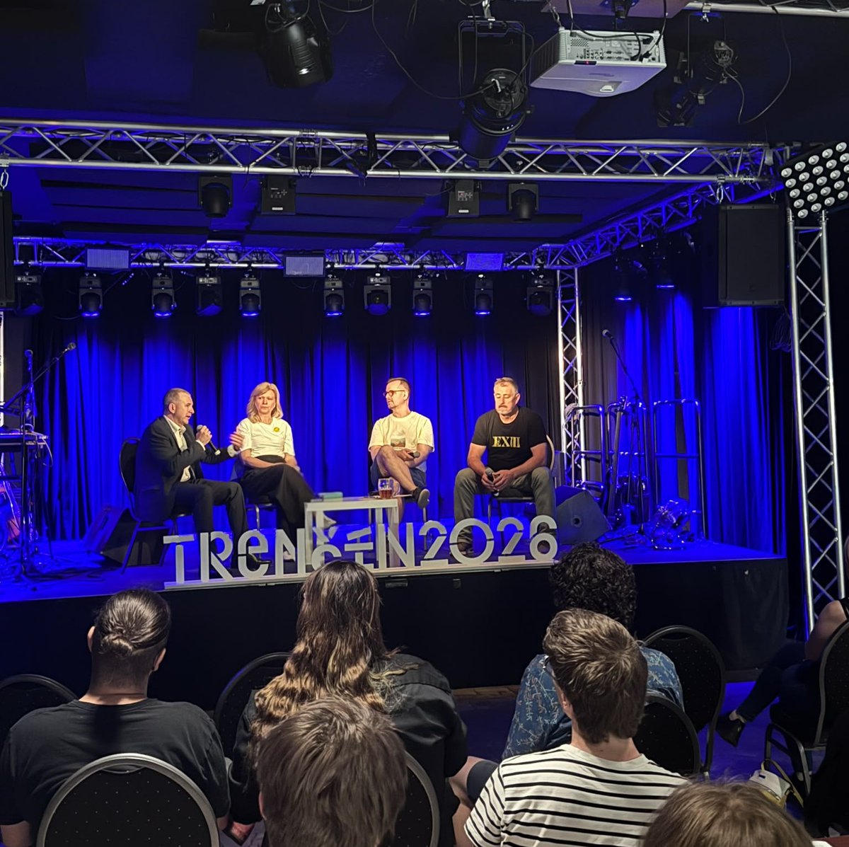 PLInstitutBrat's tweet photo. Včera sme v rámci @Trencin2026 diskutovali o odkaze Solidarity. @M_Gniazdowski pripomenul 4.06.1989, začiatok konca totality v 🇵🇱 a regióne.

Témou bol aj legendárny festival vo Vroclave (1989), kde Česi a Slováci s Poliakmi spoločne snívali o slobode. Solidarita nepozná hranice! https://t.co/Lz0YhcaUb9