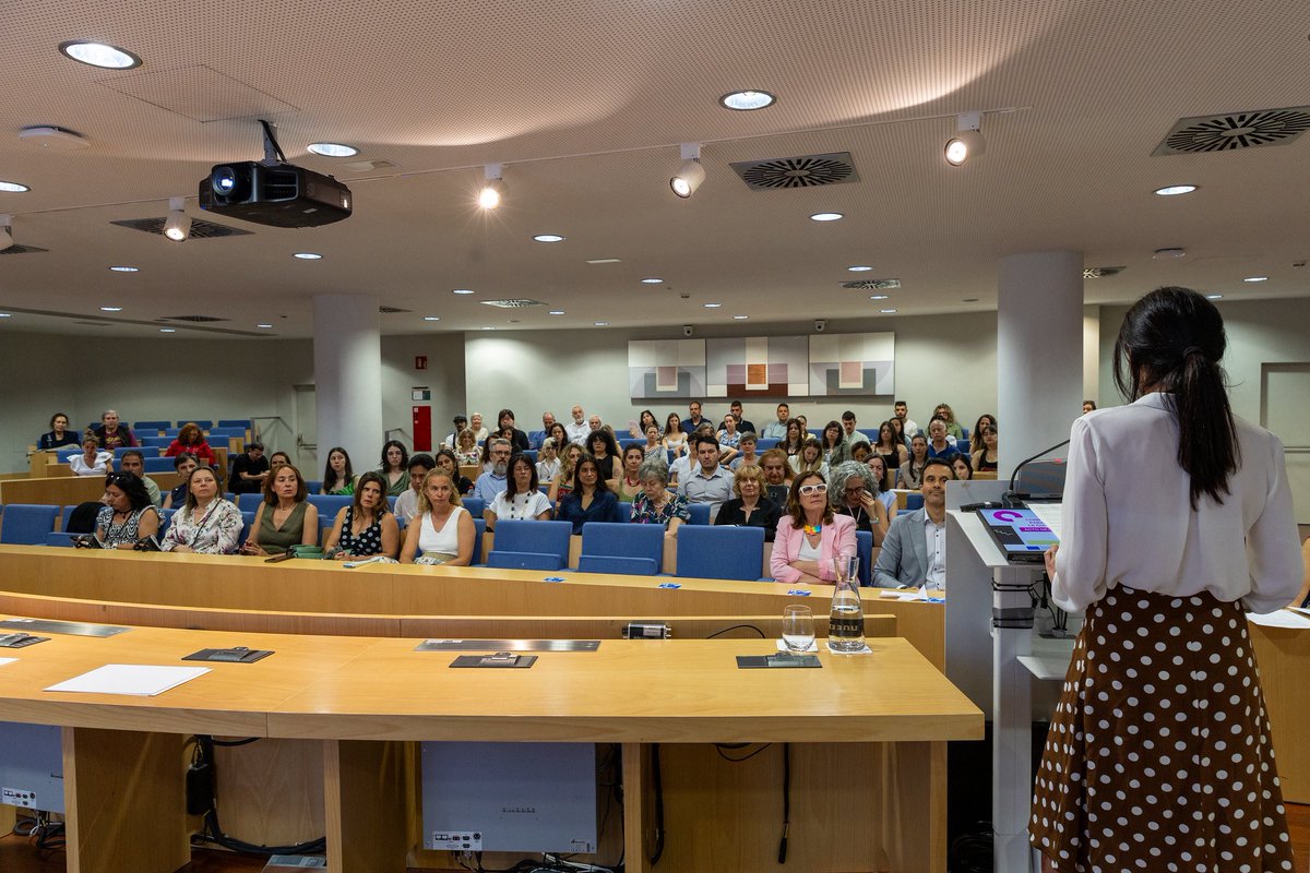 CyM_tw's tweet photo. #DigitARTE | La UNED (@UNED) supera los 2.300 titulados en competencias digitales para profesionales de la cultura.

📜 En la entrega de diplomas, nuestra compañera, María Muñoz, secretaria general de Clásicas y Modernas. 

🔗 https://t.co/lAuOupcNq0 https://t.co/1abnsaYrIT