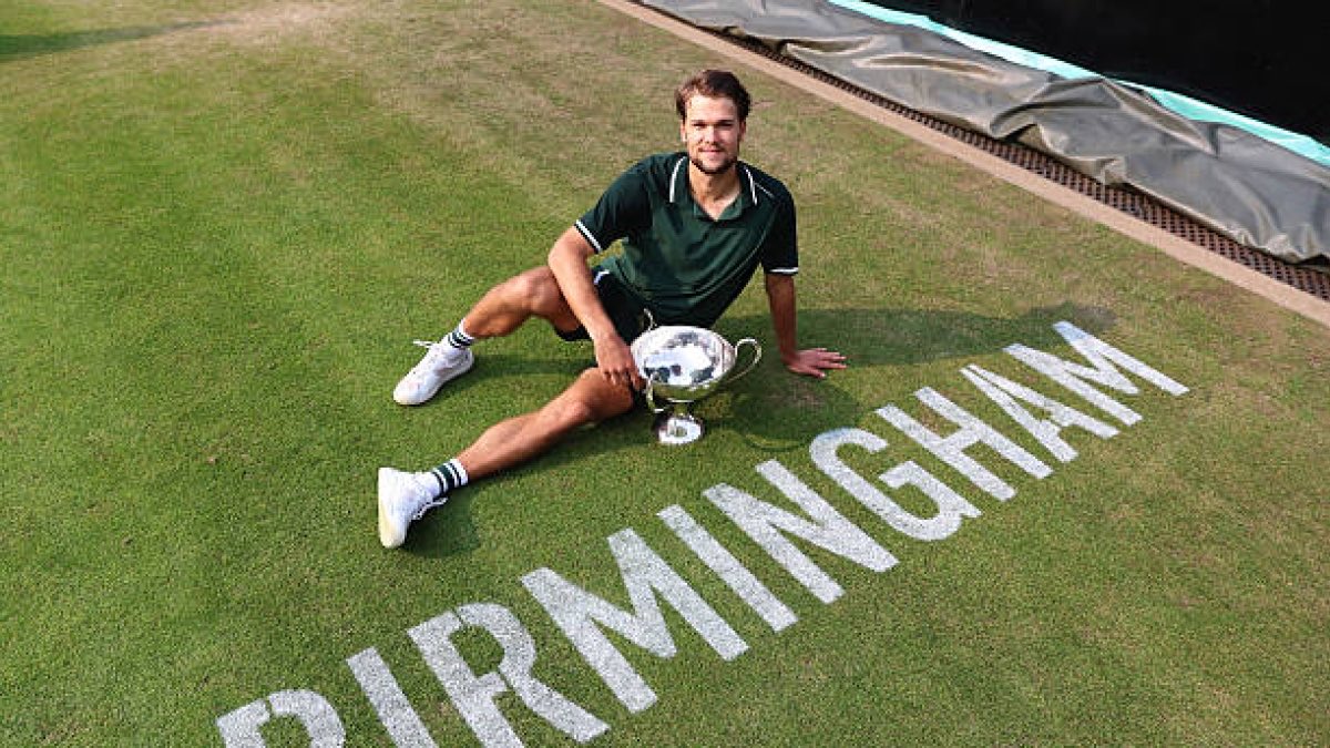 Christian2dos's tweet photo. STAKAZO ALL IN GRATUITO:

Virtanen 2-0 + Zverev @2.02

Virtanen tiene un tipo de juego perfecto para la hierba, con un saque brutal y un juego muy bueno en la red, por eso el año pasado ganó este Challenger y apuntaba a ser uno de los tapados en Wimbledon hasta que se torció el tobillo vs Etcheverry y se tiró unos cuantos meses fuera del circuito para recuperarse, incluso en Wimbledon 2024 llevó a 5 sets a Tommy Paul saliendo a @7

Romano es el típico italiano de nivel ITF/Challenger bajo que solo juega en arcilla, pero debido a que había muy pocos jugadores interesados en jugar este Challenger ha podido apuntarse a la Qualy y sorprendentemente la ha superado y ganado 2 partidos más, pero ha sido la primera vez en su vida que ha jugado en hierba. Pero al final se ha enfrentado al 1.132 del mundo y al 700, que eran malísimos en hierba, a Chidekh, que tampoco había jugado casi nunca y a Wong, que pese a ser un gran sacador es un tío mega irregular y que tampoco llevaba gran bagaje en hierba. Con Virtanen no debería tener muchas chances al resto y con sus servicios antes o después perderá alguno. 

Añado a Zverev porque a @1.28 me parece una cuota bestial para subir cuota, está en un estado de forma brutal y al final Mensik ya lleva demasiado desgaste, su torneo debería acabar aquí.

Enlace canal aquí o en biografía: https://t.co/5SqBWtN19x