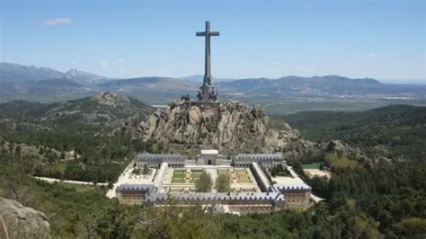 JRCR_1949's tweet photo. No, el Papa no vitará la cruz más grande de toda la cristiandad
él prefiere postrarse ante una hecha con madera de cayuco
Enhorabuena a los ilegales, a los traficantes y a los gobiernos que quieren sustituir la población de sus países...
contáis con el respaldo del Sumo Pontífice https://t.co/2Ci9FaBmC0