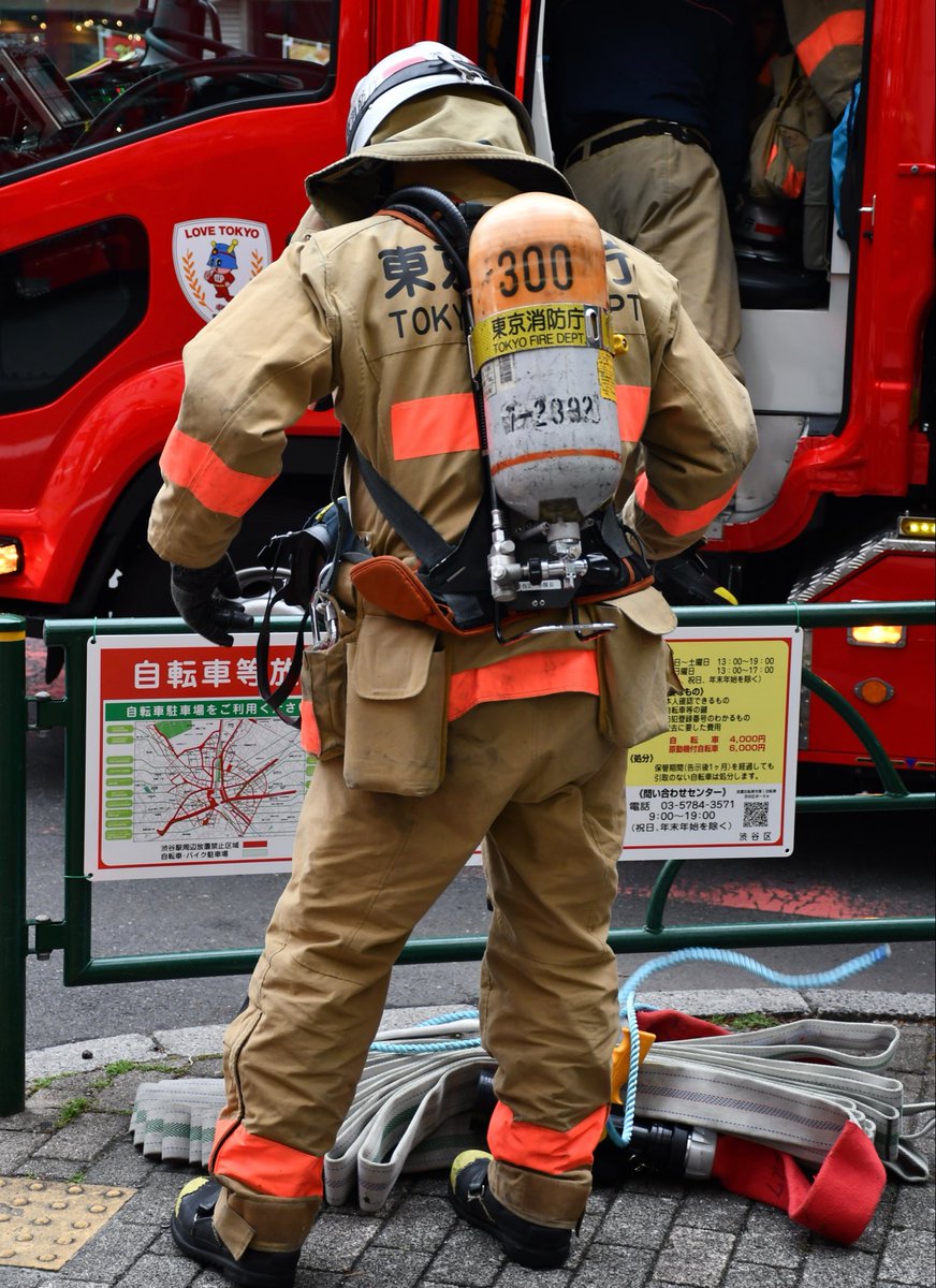 FireFront119's tweet photo. 東京消防庁　ポンプ隊

火災における消火活動の中心となるポンプ隊。消火はもちろんPA連携や特別救助隊と連携した救助活動など活動内容は多岐にわたる。 https://t.co/6XwVSymutl