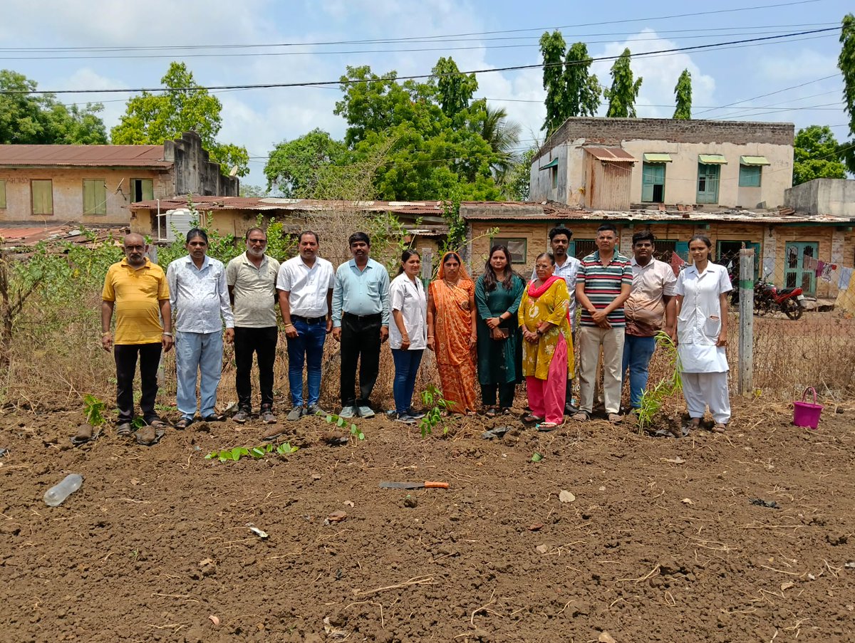 TdoValiya's tweet photo. આજરોજ #વિશ્વપર્યાવરણદિવસ અંતર્ગત વાલીયા પંચવટી ખાતે વૃક્ષારોપણ કર્યું.
@InfoBharuchgog 
#ConnectBHC https://t.co/QVBiYWrzqK
