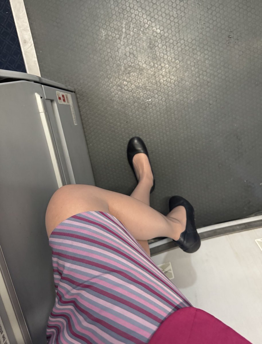 ranran665's tweet photo. 都说我的腿型好看，不信你看看呢
   v：miss1122580 https://t.co/rrdsie9txe