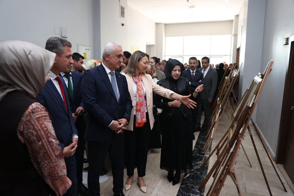 TCMusValiligi's tweet photo. Valimiz Sayın @Valiavnicakir, eşi Bahar Çakır Hanımefendi ve ilimiz protokolü ile birlikte, Muş Halk Eğitimi Merkezi Müdürlüğü tarafından "Hayat Boyu Öğrenme" Haftası etkinlikleri kapsamında Muş Öğretmenevinde düzenlenen sergi açılışına katıldı.

Kursiyerlerimiz tarafından yıl boyunca büyük emek ve özveriyle hazırlanan el emeği, göz nuru eserlerin sergilendiği stantları gezen Sayın Valimiz, kursiyerlerimizi tebrik ederek emeği geçen usta öğreticilerimize ve tüm katılımcılara teşekkür etti.#Muş

📍 Muş Öğretmenevi