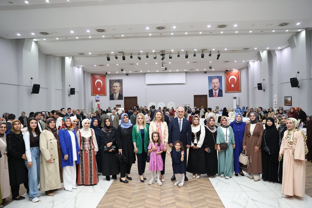 TCMusValiligi's tweet photo. Valimiz Sayın @Valiavnicakir, eşi Bahar Çakır Hanımefendi ve ilimiz protokolü ile birlikte, Muş Halk Eğitimi Merkezi Müdürlüğü tarafından "Hayat Boyu Öğrenme" Haftası etkinlikleri kapsamında Muş Öğretmenevinde düzenlenen sergi açılışına katıldı.

Kursiyerlerimiz tarafından yıl boyunca büyük emek ve özveriyle hazırlanan el emeği, göz nuru eserlerin sergilendiği stantları gezen Sayın Valimiz, kursiyerlerimizi tebrik ederek emeği geçen usta öğreticilerimize ve tüm katılımcılara teşekkür etti.#Muş

📍 Muş Öğretmenevi