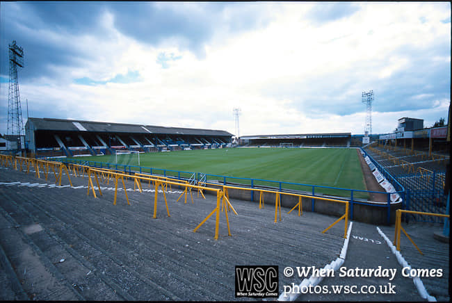 jonbranson's tweet photo. @40wheels @BluebirdsPast Throw in winter games where the rain froze on the walkway and it was great fun! Main Stand was the only seating for a long time and barely changed after it was built in 1936. For most of its life the other 3 sides had no seats &amp; 6ft drop from pitch level to bottom row! https://t.co/j8i23SU4Rr