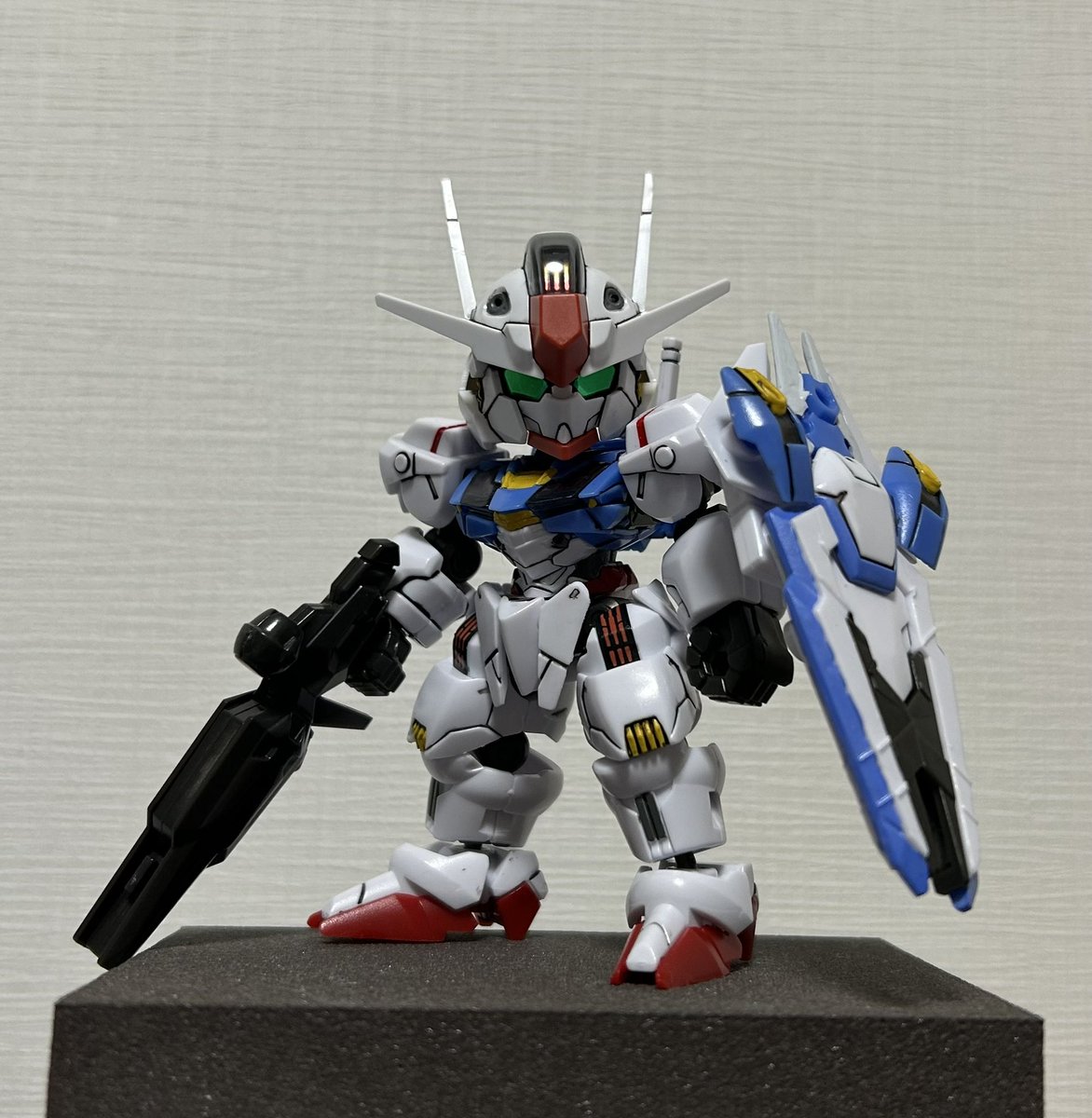 m_naoking's tweet photo. 自分も真似して作製しました(◜ᴗ◝ )
黄色、赤、水色を筆塗りでちょちょいと部分塗装✌️シールも少しだけ使用。
SDCSキャリバーンともサイズ感が近く、大満足！
あと、水色はエアリアルの専用水性塗料にしたんですが、凄い可愛らしい色💕
 #ブロックロス #SDCS #ガンプラ #エアリアル https://t.co/wKAkzMutGW
