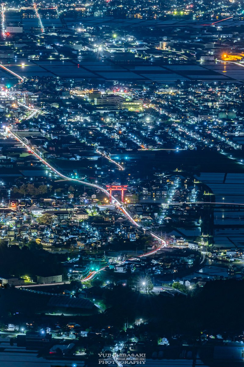 Yuji_48's tweet photo. 夜の帳が降りた新潟県の弥彦神社の大鳥居。

水鏡のような田んぼに浮かぶ赤い鳥居と、流れる光の軌跡は、まさに神域と人の営みが交わる瞬間。 https://t.co/kfsO1RA4XS