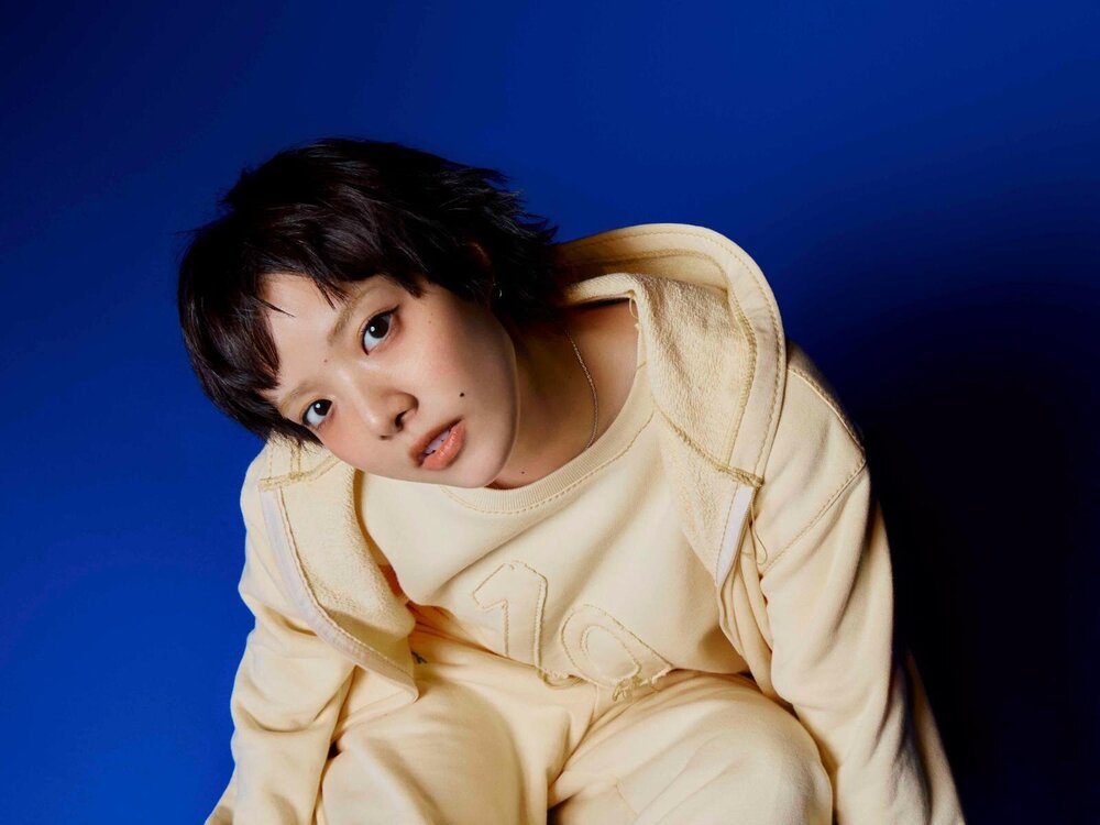 fashionpressnet's tweet photo. あいみょん初のベストアルバム『唇を追え！』全シングル＆カップリング曲を収録、メジャーデビュー10周年記念で - https://t.co/eNv5CvvMvI https://t.co/okJvj71Qfz